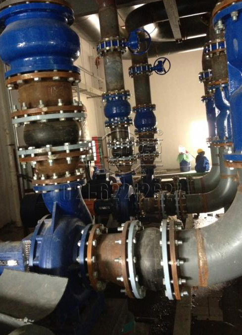 橡膠接頭的實(shí)際安裝圖 /></p>用過程中容易出現(xiàn)的問題，以及怎樣保養(yǎng)的方式方法。<BR>&nbsp;&nbsp;&nbsp; 上海市靜安區(qū)橡膠接頭質(zhì)量有保證但是在某些條件惡劣的情況下會對球體產(chǎn)生一定的不良影響，產(chǎn)生開裂或裂紋的問題：我們的管道在經(jīng)過暴曬后、隨著時間的推移會出現(xiàn)老化，會出現(xiàn)不同程度的開裂損壞，這種情況應(yīng)該定期檢查維護(hù)及時的更換，并且我們應(yīng)該盡量的避免橡膠接頭在陽光下暴曬或是風(fēng)吹雨淋，安裝一些保護(hù)措施，延長上海市靜安區(qū)橡膠接頭的使用壽命。<BR>&nbsp;&nbsp;&nbsp; 上海市靜安區(qū)橡膠接頭經(jīng)水泡變形脫層：如果表面有一小部分水泡或變形，不會影響到產(chǎn)品的性能，要進(jìn)行明顯標(biāo)注，進(jìn)行定期檢查巡視。如果球體表面存在大水泡，變形和/或?qū)臃蛛x，及時進(jìn)行維修更換。有時可觀察到上面的法蘭外徑的橡膠簾布層分離，橡膠接頭應(yīng)盡快更換。<BR>&nbsp;&nbsp;&nbsp; 上海市靜安區(qū)橡膠接頭型號的安裝：應(yīng)該檢查安裝是否正確。法蘭之間，有沒有過大。檢查管道是否存在過度伸長，過度壓縮，橫向或者角度位移。如果安裝不正確會造成產(chǎn)品位移過大，應(yīng)該調(diào)整管道后重新更換產(chǎn)品，或者增加橡膠接頭的數(shù)量，以適應(yīng)現(xiàn)有的運(yùn)行環(huán)境安裝。<BR>&nbsp;&nbsp;&nbsp; 還要注意泄漏的問題、如果一旦發(fā)現(xiàn)泄漏的情況、我們需要先看是不是螺栓是不是沒擰緊，如果排除這個因素，那么有可能是橡膠接頭球體與管道配套法蘭在連接過程中出現(xiàn)偏差從而造成接觸面不能百分之九十九接觸進(jìn)而影響管道的密封性能，如果出現(xiàn)此類情況應(yīng)該拆掉螺栓組，重新組裝，確保密封性能。<BR>&nbsp;&nbsp;&nbsp; 駱盈生產(chǎn)的橡膠接頭在管道中能有效的補(bǔ)償和緩解管道和盲板推力，又能便于水泵，閥門的安裝與維修環(huán)境的更換工作，實(shí)為管道安裝運(yùn)行領(lǐng)域中為理想的配套產(chǎn)品。<BR><h4>伸縮器技術(shù)參數(shù)</h4>
<table cellspacing=